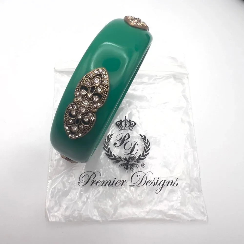 Emerald Green Bracelet with Gold Accents